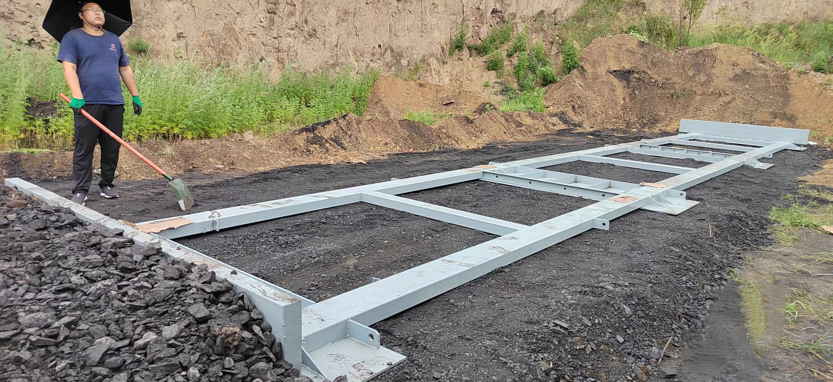 山西朔州客户，3*16米100吨地磅，加钢构基础，冒雨安装完毕。